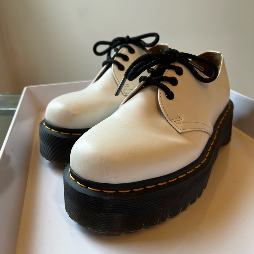 White lace up platform, Dr Martins